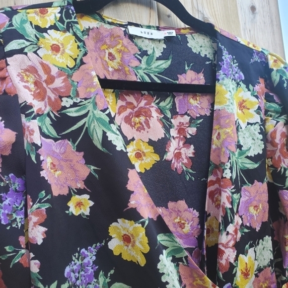 LUSH Floral Wrap Long Sleeve Blouse Medium - Picture 9 of 9